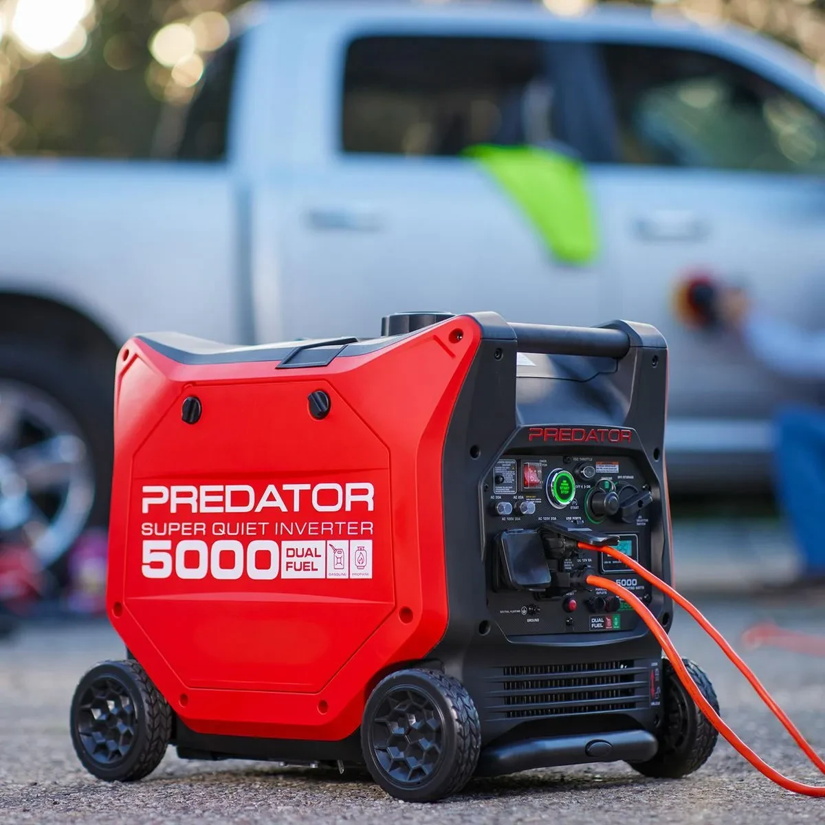 Generador inversor Predator rojo conectado con cable naranja